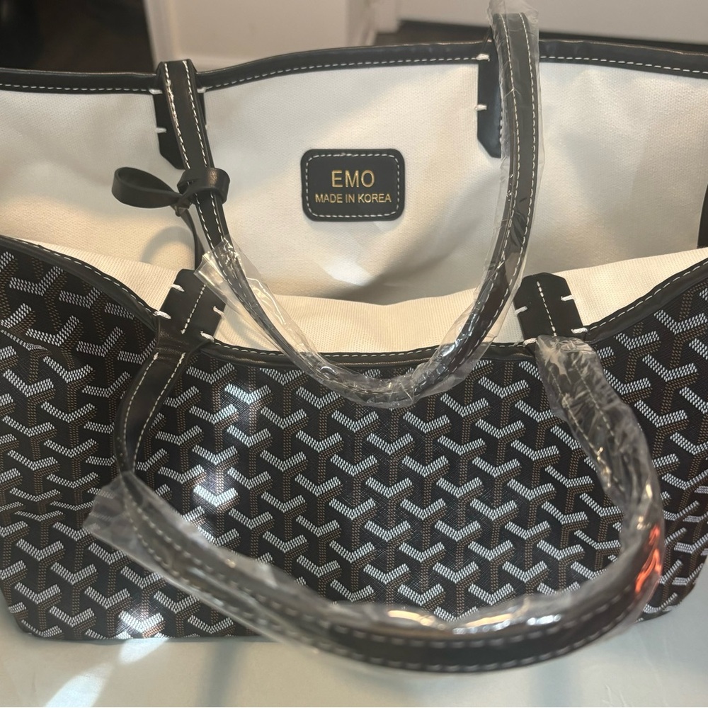 Medium bag with pouch